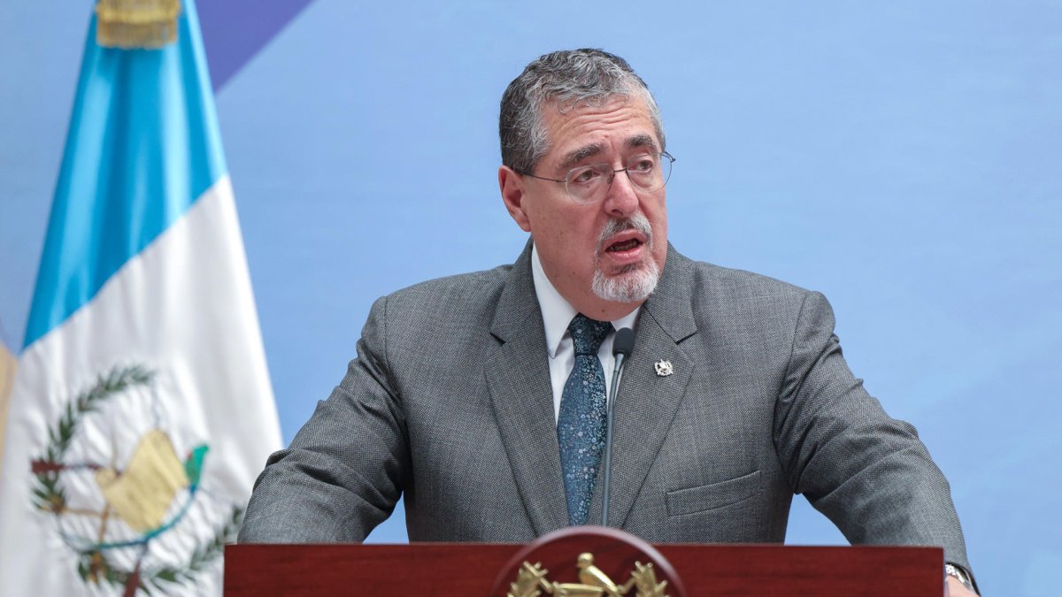 El presidente de Guatemala, Bernardo Arévalo de León, habla en una rueda de prensa este jueves, en el Palacio Nacional de la Cultura en Guatemala.