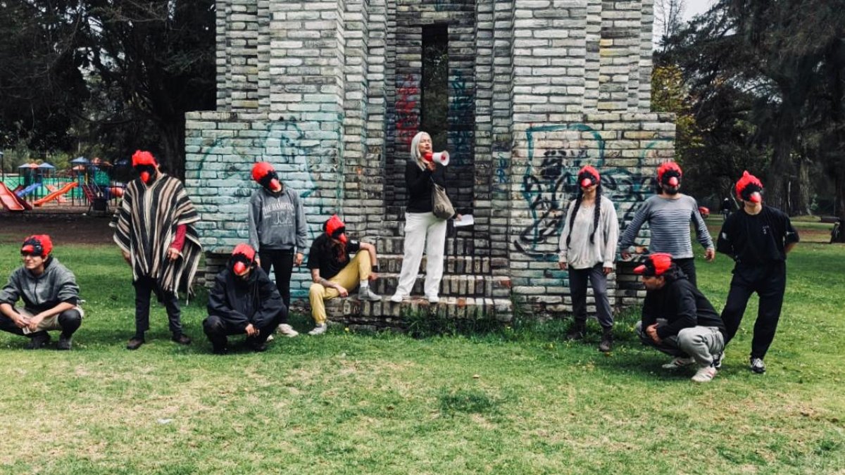 La pieza se vive caminando y formando parte de una bandada humana que se desplaza entre árboles, viento y agua