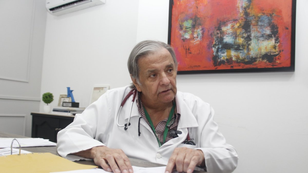 El doctor José Guevara denuncia que la salud pública adeuda millones a Interhospital, un centro médico ubicado en la ciudadela Los Ceibos, en Guayaquil.