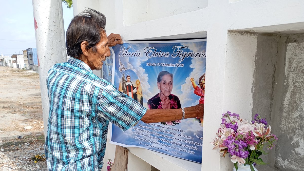 Héctor pasó de la brocha gorda y andamios de caña a plóters digitales y diseños gráficos.