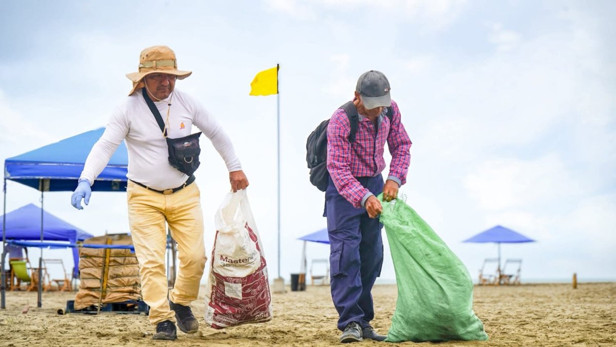 Limpieza. Trabajadores y voluntarios limpiaron la playa.