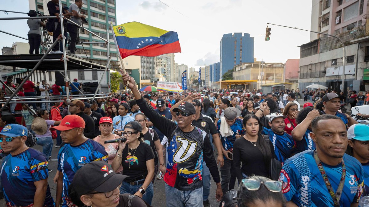 Personas participan en una manifestación este jueves, en Caracas (Venezuela).