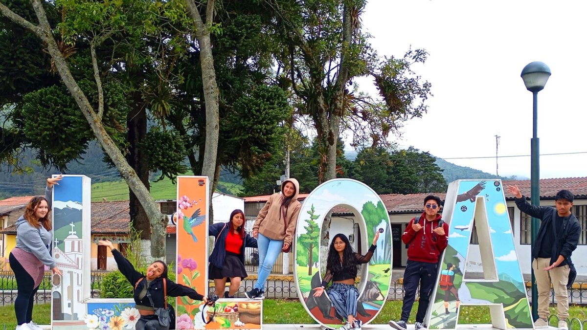 Turistas de Quito se conectan con la tradición y cultura local en Lloa. Su parque central es ideal para fotografías.