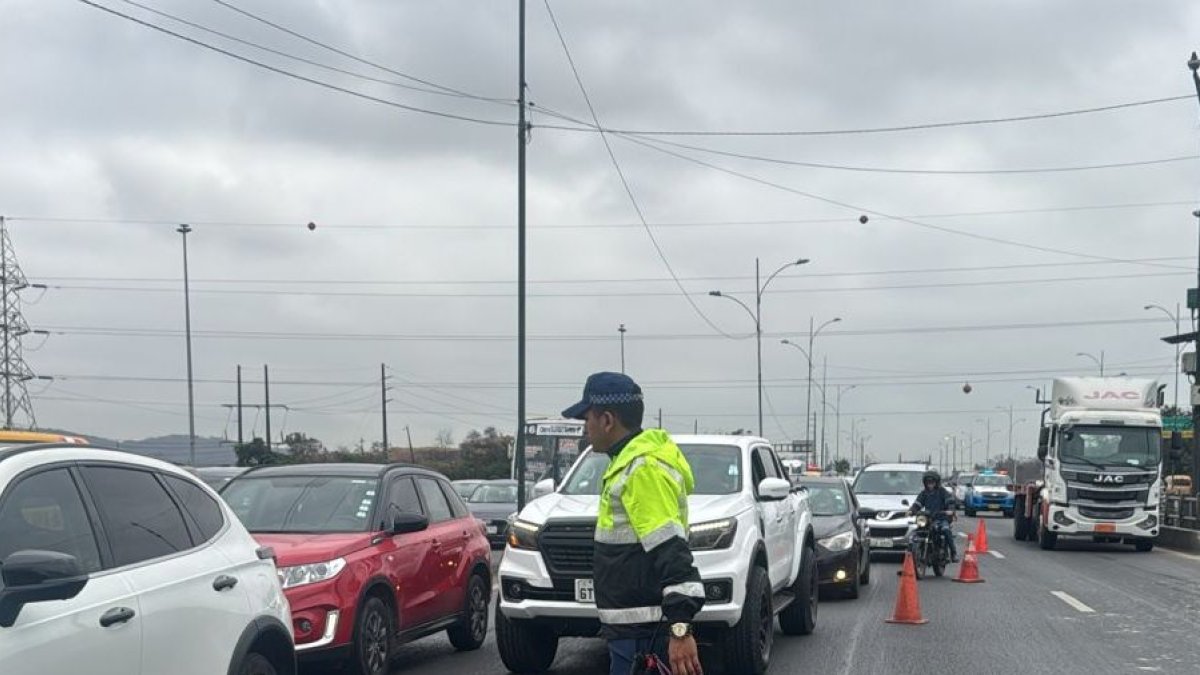 Los agentes regulan el tránsito a diario en las calles.