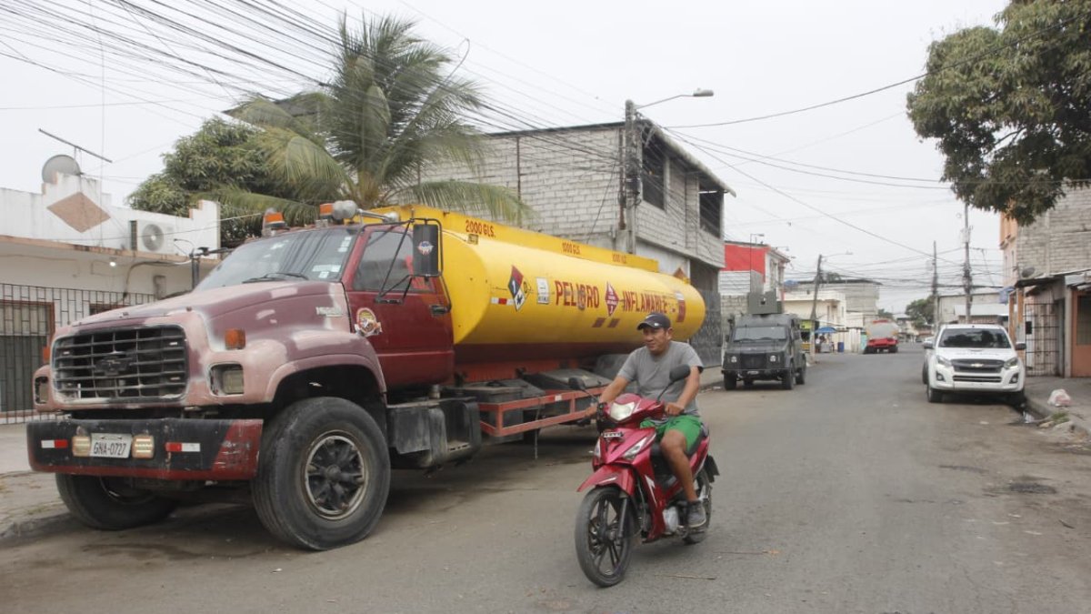 Abandonados. Los tanqueros, sin permisos, fueron encontrados en la av. Jaime Nebot, de Durán.