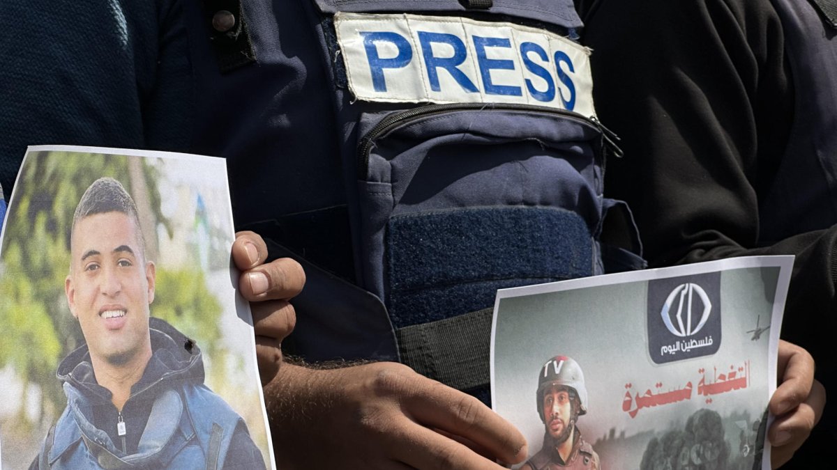 Imagen de archivo de varios periodistas manifestándose en recuerdo de un compañero asesinado en un bombardeo en el norte de Gaza.