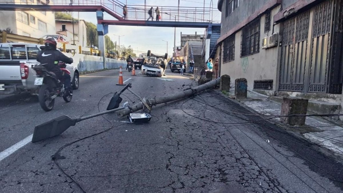 Un vehículo chocó contra un poste y posteriormente se volcó sobre la avenida Mariscal Sucre.