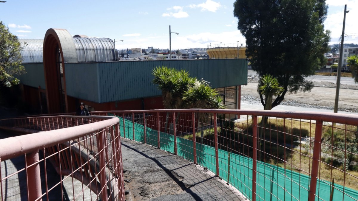 El puente peatonal presentaba daños estructurales, oxidación y un deterioro general.