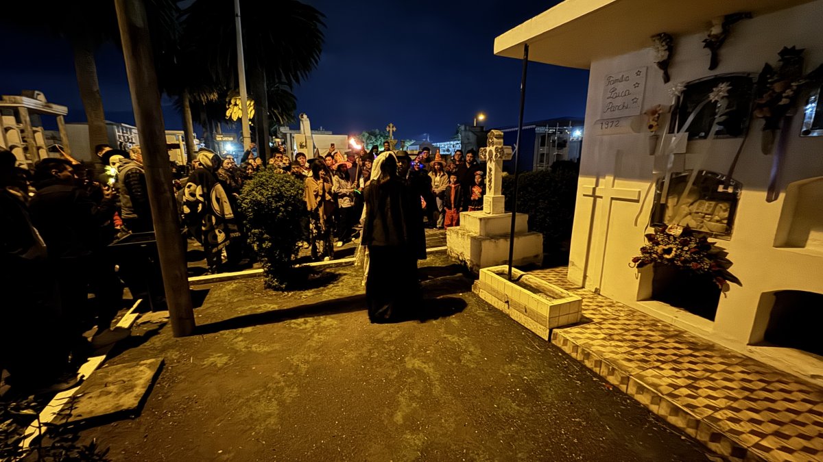 Durante el recorrido realizado por el cementerio general de Latacunga.
