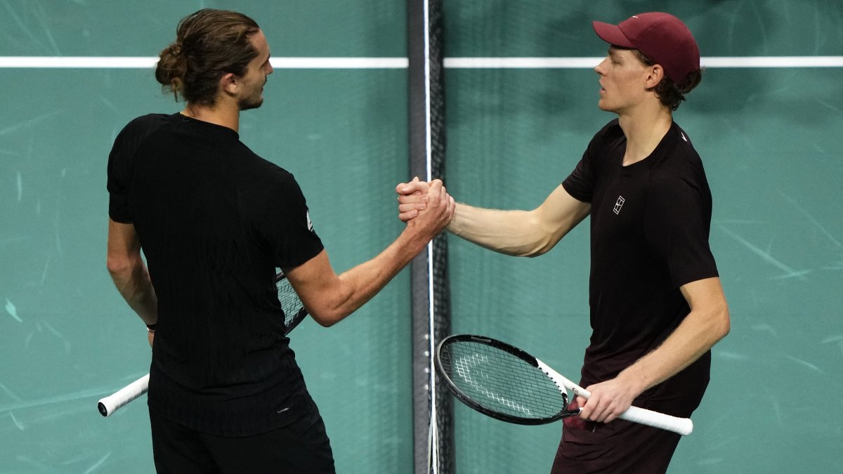 El italiano Jannik Sinner (d) aplastó al alemán Alexander Zverev (i) para avanzar a la final del Masters 1.000 de París