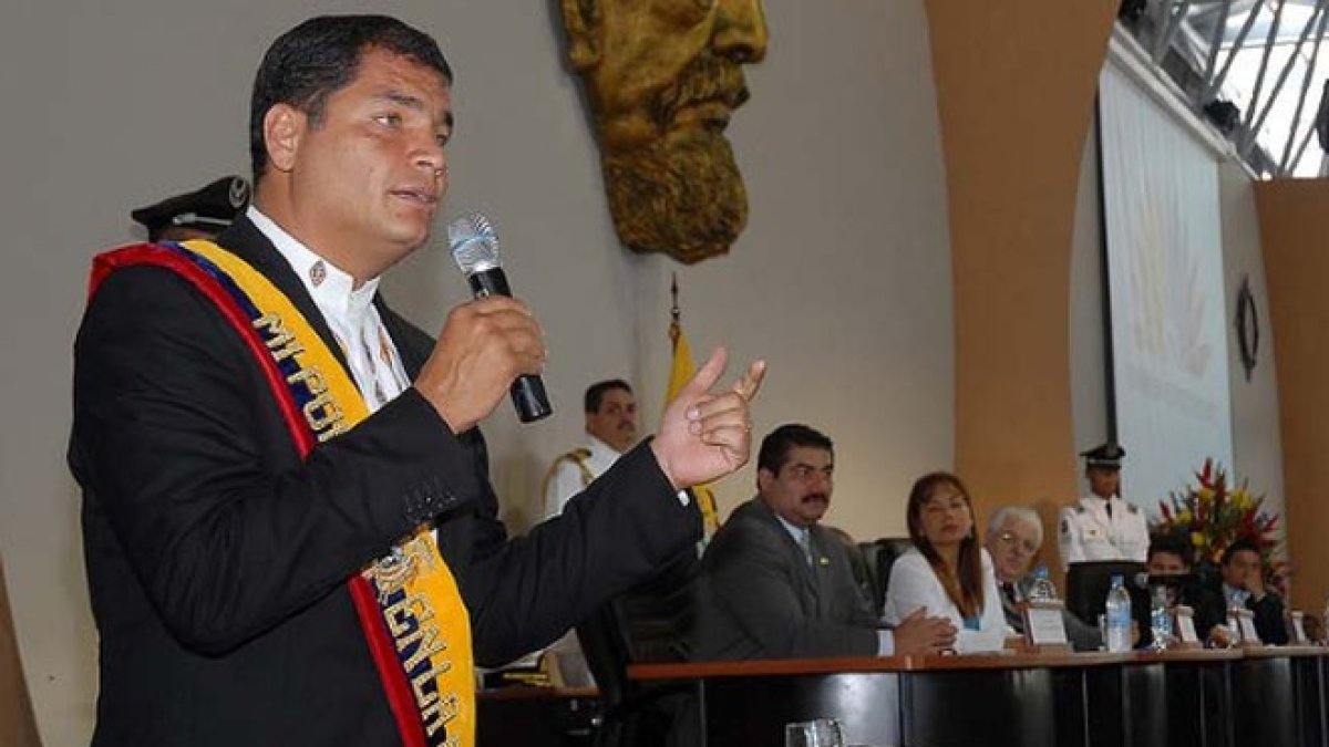 Un grupo de 23 juristas, entre ellos el exministro José de La Gasca, planteó redactar una nueva Constitución que no sea al gusto de los políticos y del gobierno de turno.