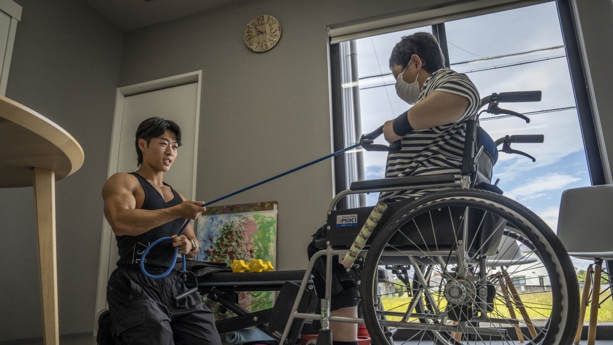 En Japón, los culturistas usan también su fuerza para los cuidados sanitarios.