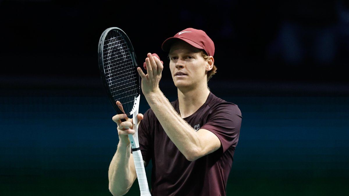 Jannik Sinner celebra tras vencer al canadiense Felix Auger-Aliassime por 6-4 y 7-6 (4).