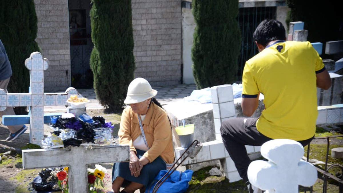 Comunas de Calderón mantienen viva la costumbre de recordar a los difuntos con rituales ancestrales.