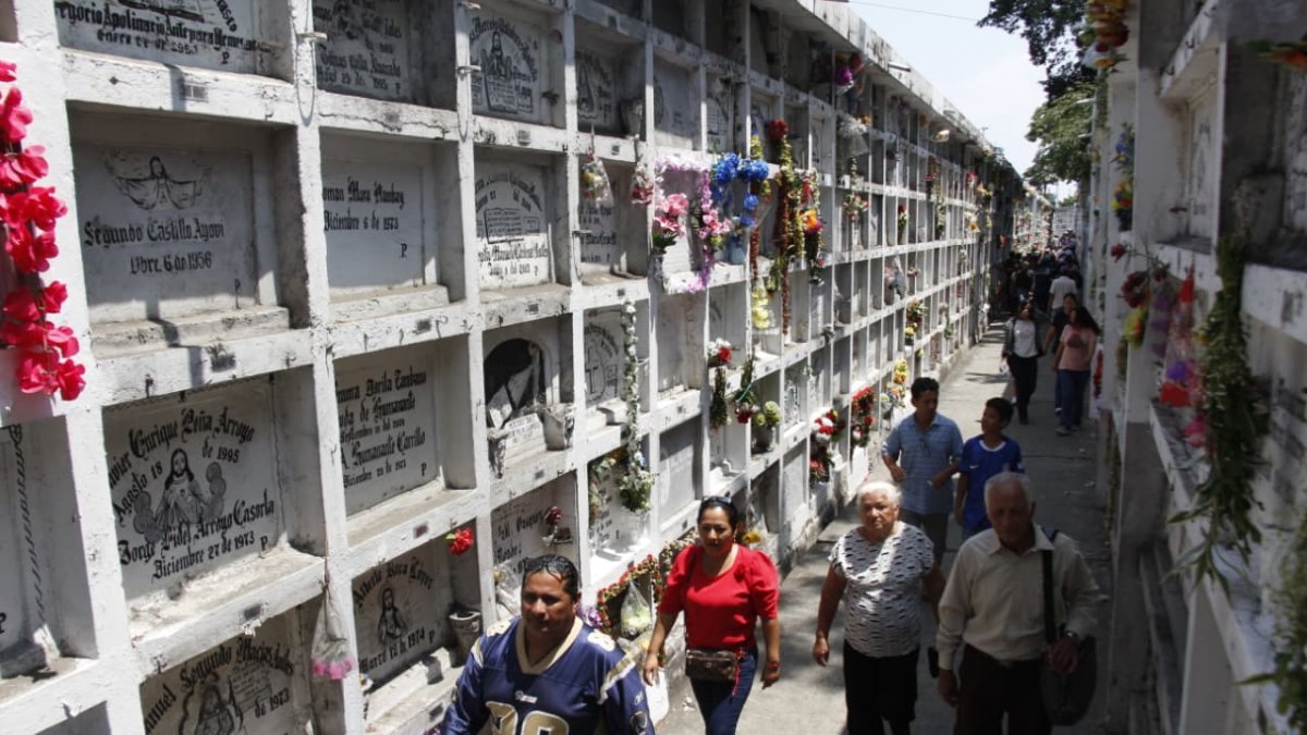 Miles de ciudadanos llegaron a los cementerios de Guayaquil en el Día de los Difuntos.