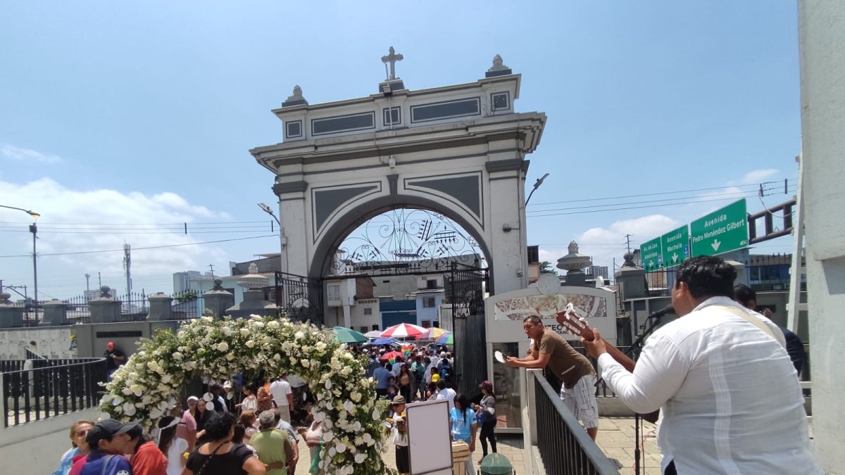 Visitantes recorren el cementerio patrimonial de Guayaquil en el Día de los Difuntos.