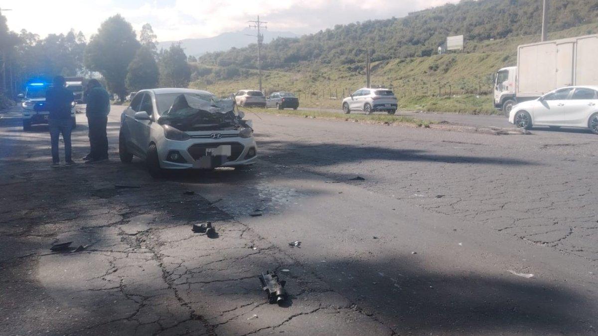 Partes de uno de los vehículos involucrados quedaron sobre la vía, debido a un accidente de tránsito múltiple en la avenida Simón Bolívar.