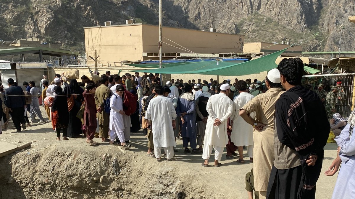 Miles de refugiados afganos cruzaron este domingo 2 de noviembre el paso fronterizo de Torkham desde Pakistán en una repatriación masiva.