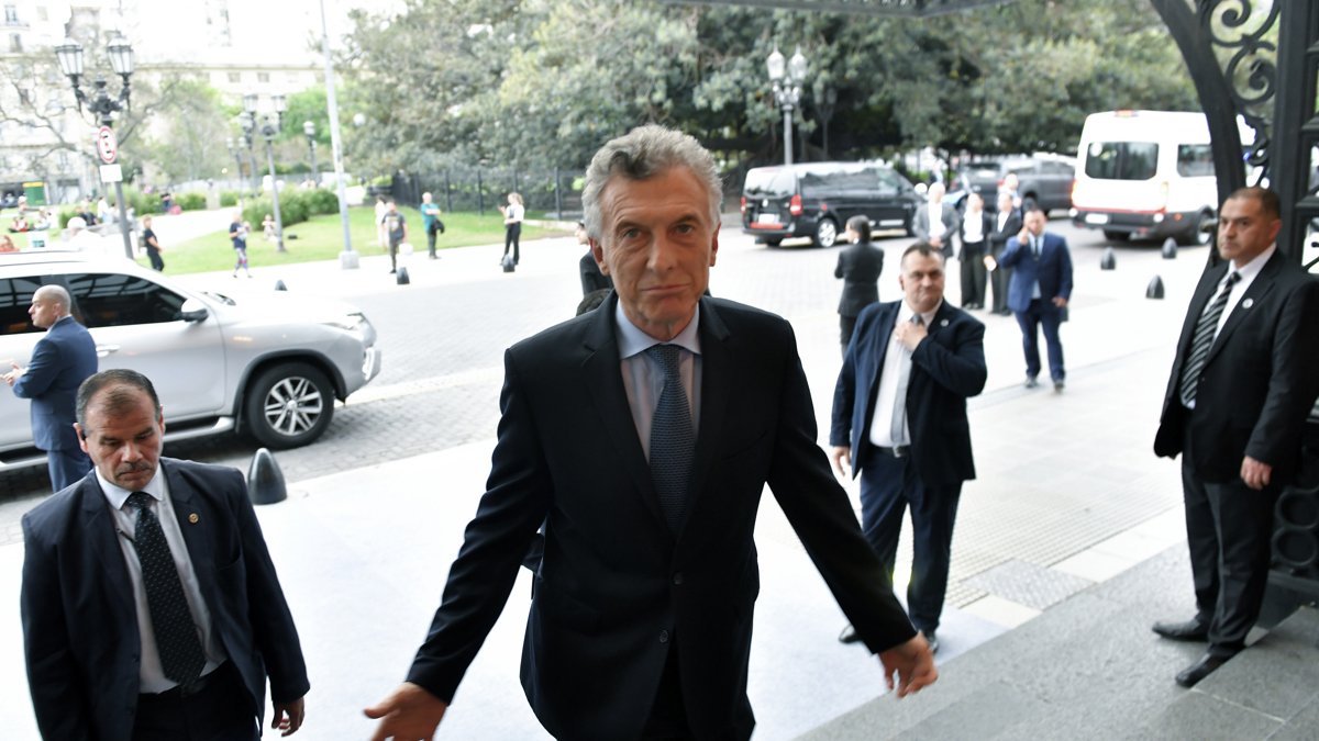 El expresidente de Argentina, Mauricio Macri (c), fue captado el pasado 23 de octubre a su llegada al Teatro Colón, en Buenos Aires.