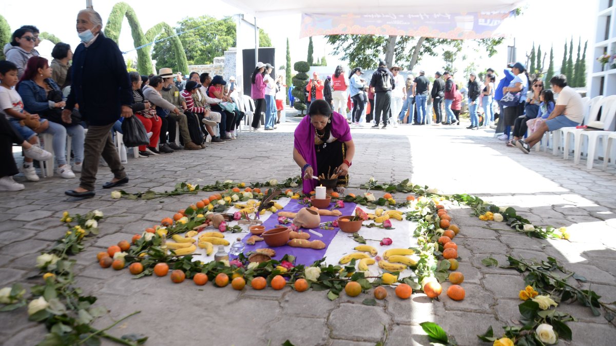 En el cementerio de Calderón se realizó un ritual ancestral y se levantó un altar con flores y frutas.