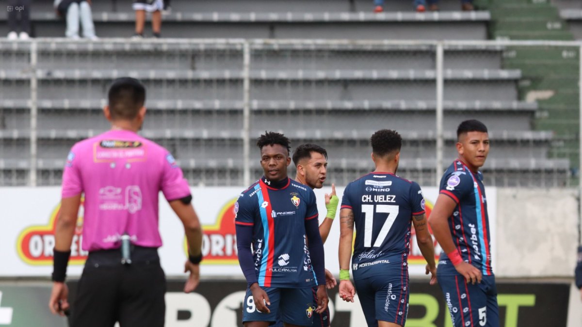 Djorkaeff Reasco (c) se convirtió en figura de El Nacional, el viernes pasado, tras anotar un hat trick que poco sirvió al equipo, pues empató 3-3 con Aucas.