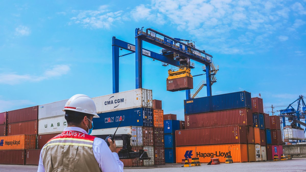 Las actividades de comercio exterior en uno de los puertos de Ecuador.