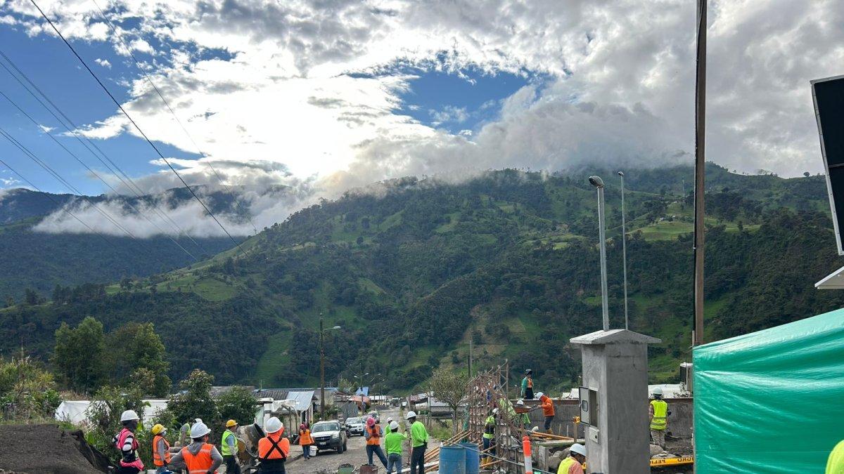 Voluntarios. La construcción del salón, a manos de voluntarios, ubicada en la parte alta de El Triunfo, tiene un avance del 90%.