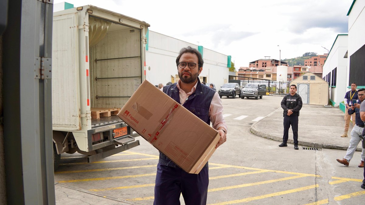 Edgar Lama recorre el país haciendo las entregas de la compra centralizada de medicinas.