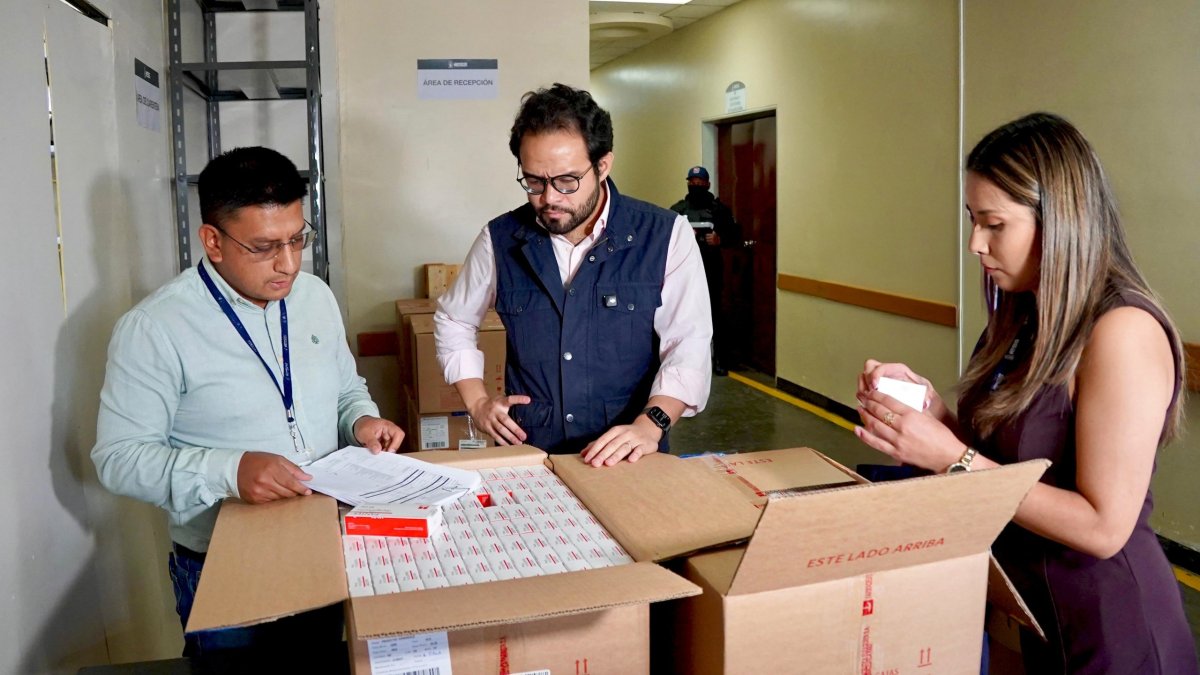 El presidente del IESS, Edgar Lama, entregó unas cajas con medicinas, según informó el Seguro.