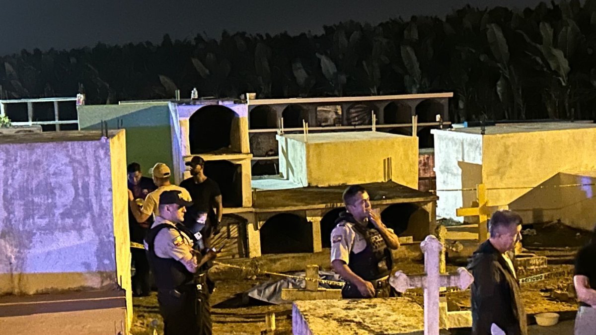 Tres sujetos dejaron la escena del crimen en medio del temor de las personas en el cementerio.