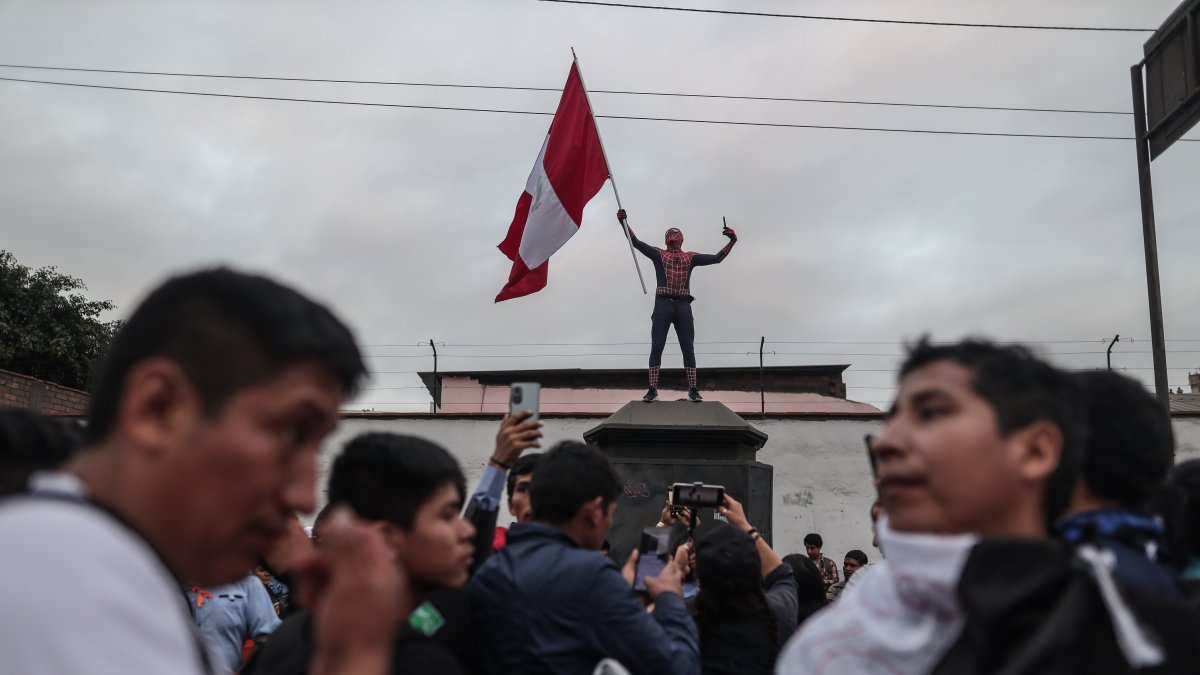 Un grupo de ciudadanos peruano en el exterior del Congreso de Perú.