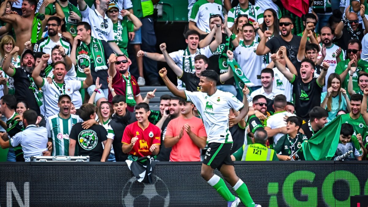 Jeremy Arévalo, el ecuatoriano que destaca en la Segunda División de España con Racing de Satander.