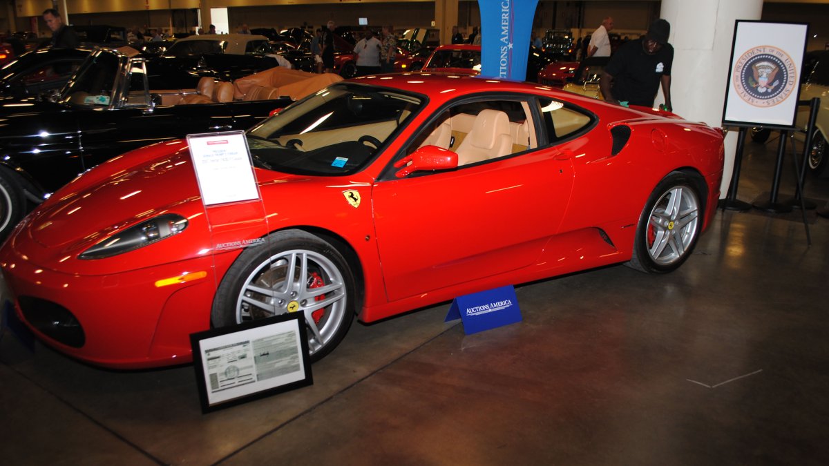 Un automóvil Ferrari F430 exhibido por Autcions America en Fort Lauderdale, 