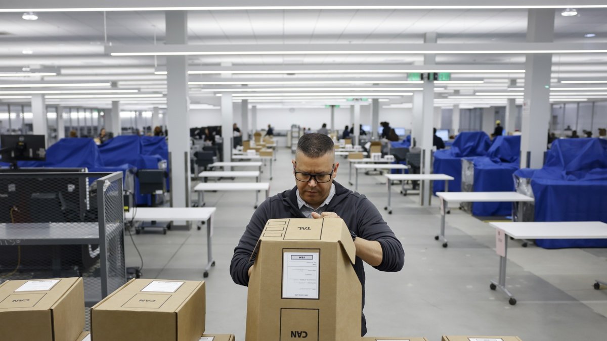 Un trabajador electoral prepara las papeletas para ser contabilizadas en el Centro de Procesamiento de Votos del Condado de Los Ángeles.