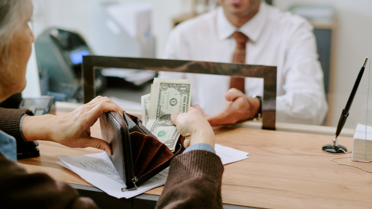 Los bonos sociales se mantienen activos en Ecuador para cubrir necesidades básicas y gastos de emergencia.