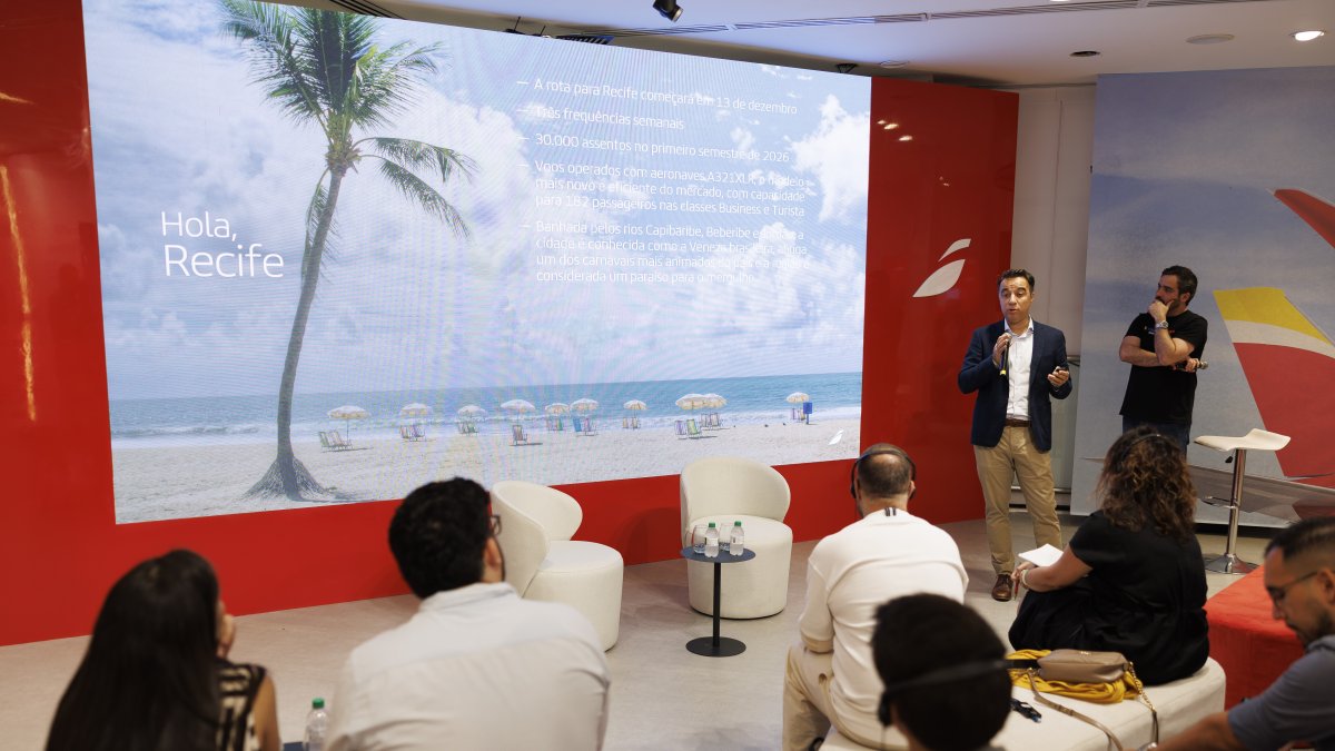 El director de Planificación de Iberia, André Caetano Alves, habla durante el lanzamiento de una nueva ruta entre Recife (Brasil) y Madrid. 