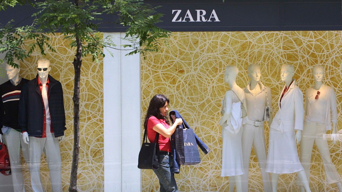 Amancio Ortega es accionista de la empresa que administra la cadena de tiendas Zara.