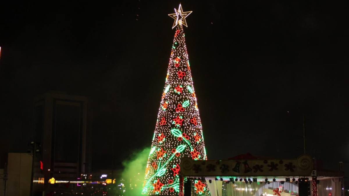 El icónico árbol de Navidad del Policentro 2025 iluminará la Ciudadela Kennedy en Guayaquil.