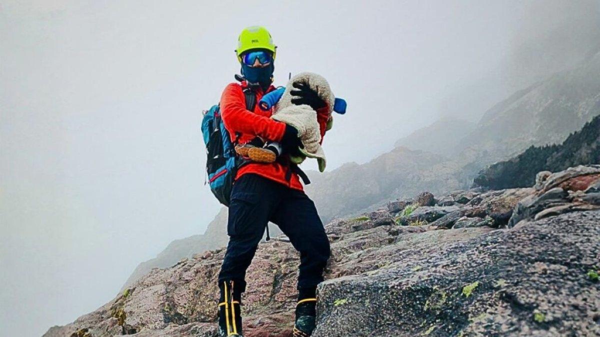 Bomberos rescatan a bebé expuesto al frío extremo en el nevado Cayambe.