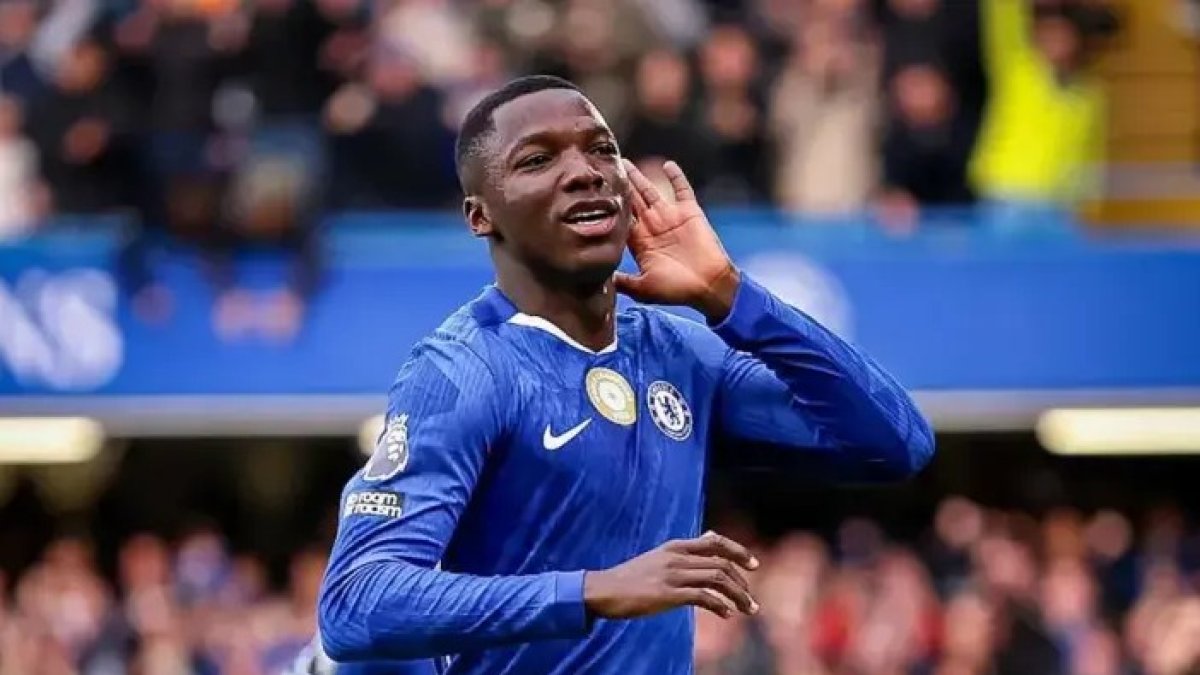 Moisés Caicedo destaca en recuperación y anotando con Chelsea en la Premier League.