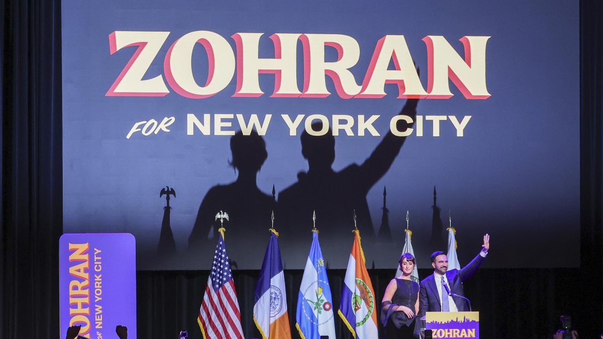 El alcalde electo de la ciudad de Nueva York, Zohran Mamdani (i), y su esposa, saludan a la multitud durante una fiesta celebrada por el candidato demócrata en Brooklyn, Nueva York.