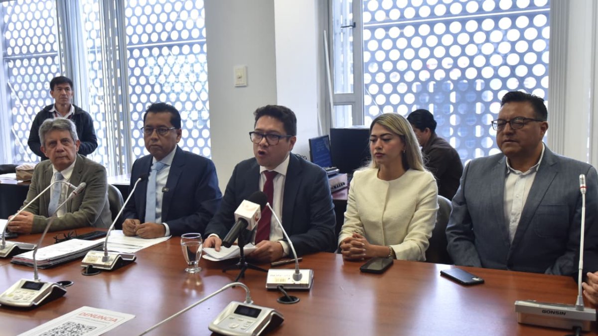 Héctor Rodríguez denuncia glosa millonaria por cobros indebidos en empresas vinculadas al presidente del IESS.