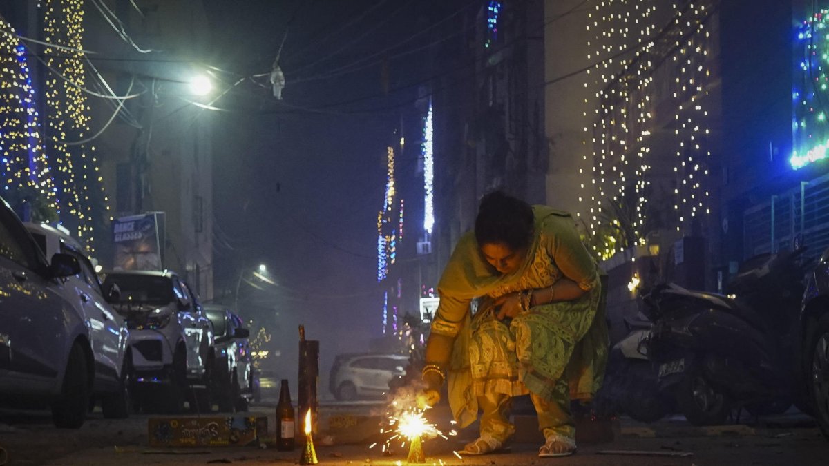 En la imagen, contaminación y restos de pirotecnia cubren una calle de Nueva Delhi tras las celebraciones del Diwali, en pleno repunte de los niveles de polución del año.