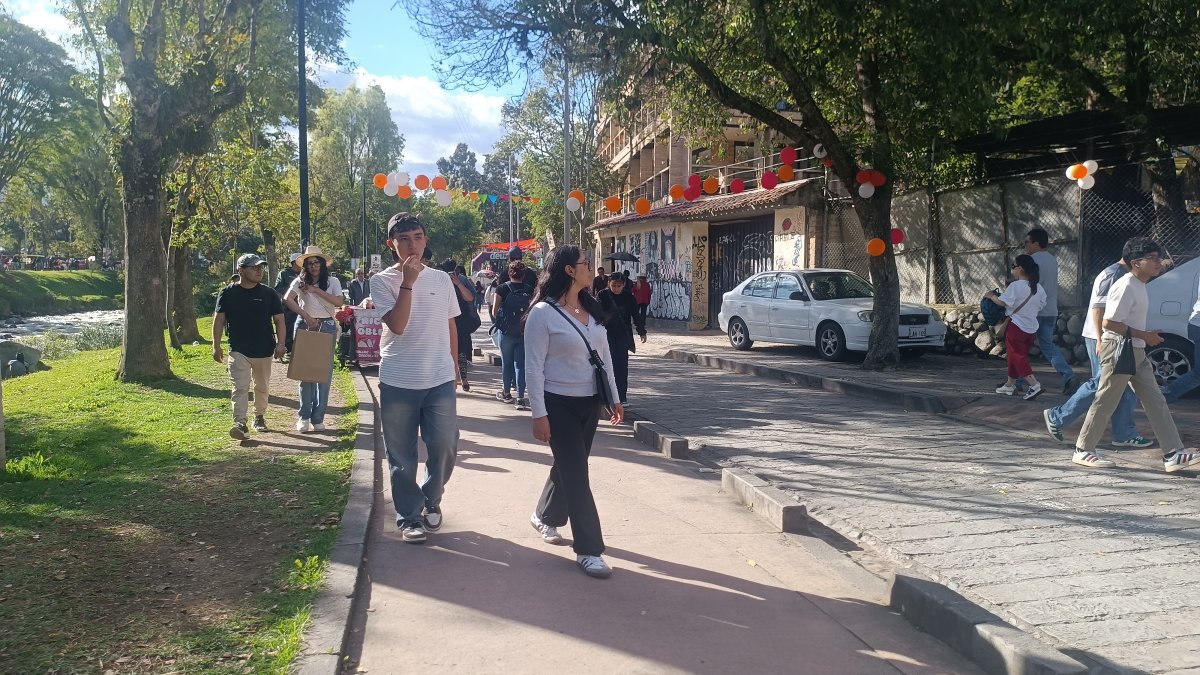 Lugares cómo el Barranco lució lleno de personas que paseaban en los eventos que se desarrollaron por las fiestas de Independencia de Cuenca.