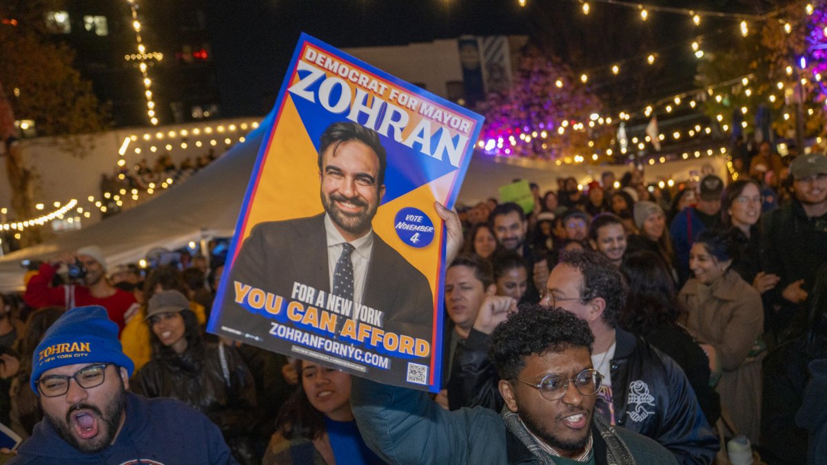 Simpatizantes del demócrata Zohran Mamdani celebran luego de conocer su triunfo para la alcaldía de Nueva York este martes en Estados Unidos.