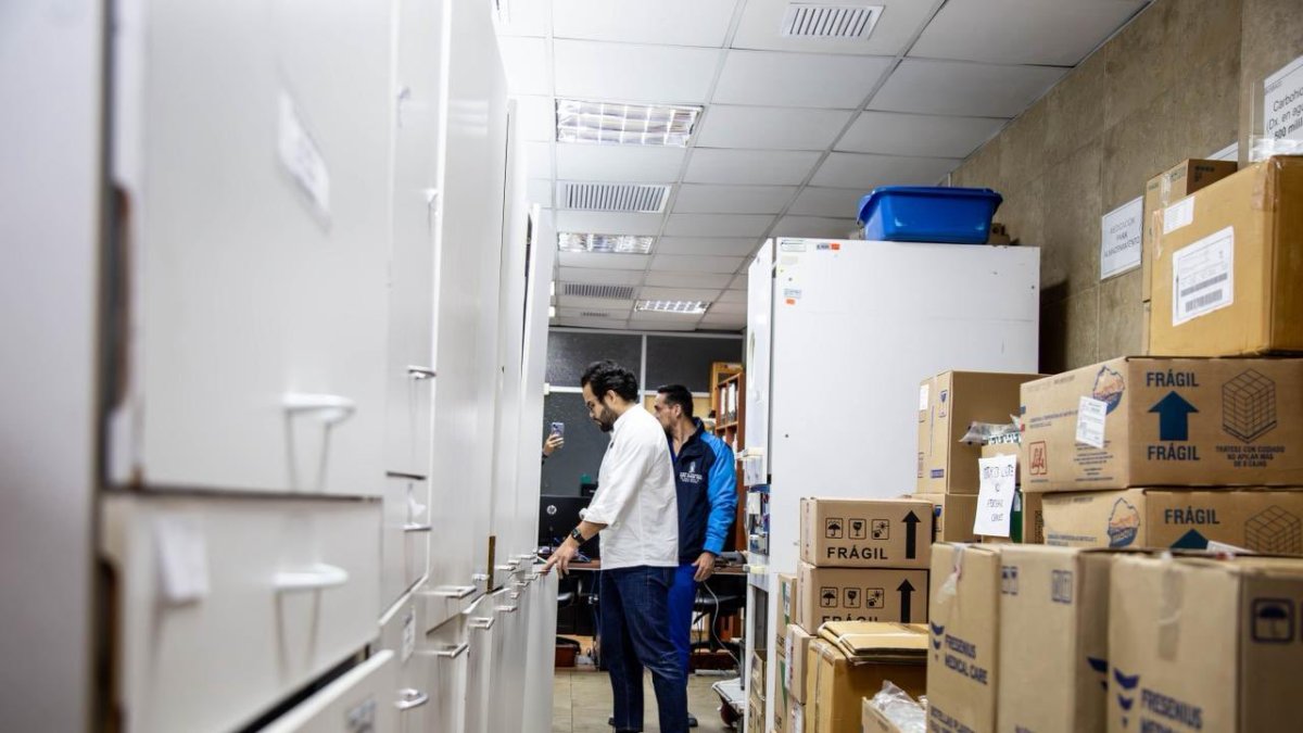 Archivo. Edgar Lama, expresidente del IESS, durante la entrega medicamentos en Guayaquil, Quito y Cuenca.