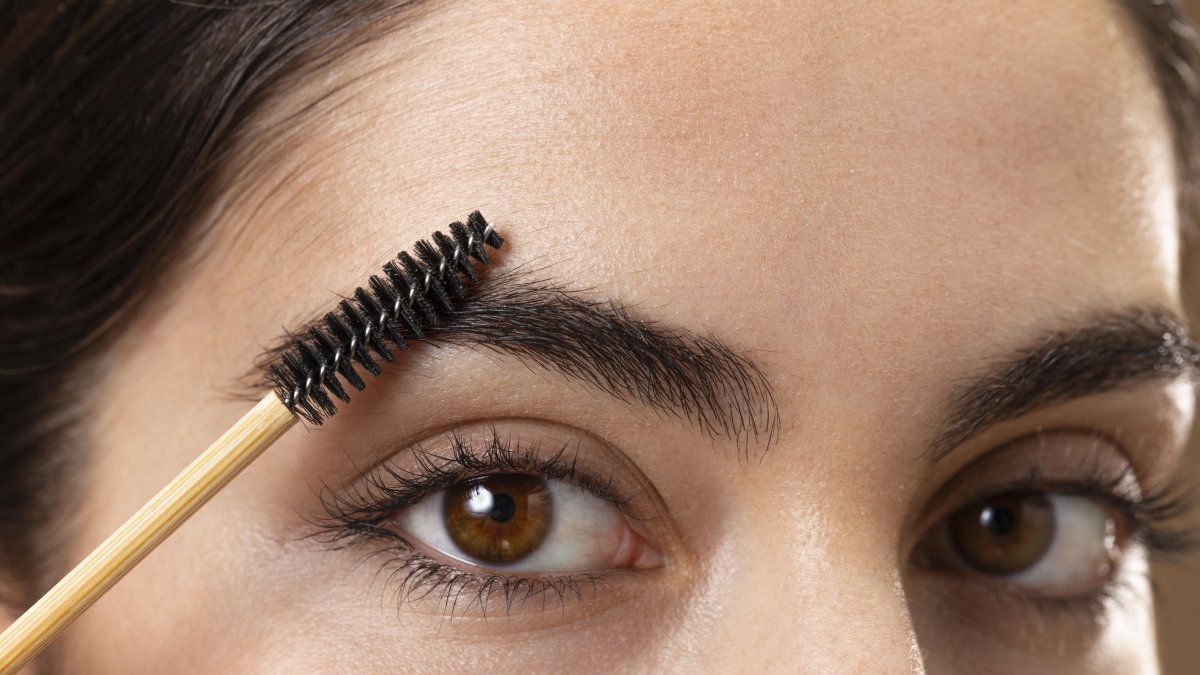 Rutina nocturna para cejas nutridas y pestañas más fuertes