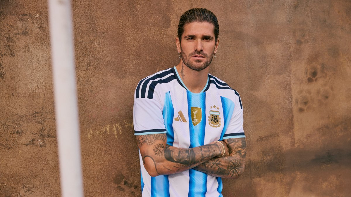 Rodrigo De Paul con la nueva camiseta que utilizará Argentina en el Mundial 2026.