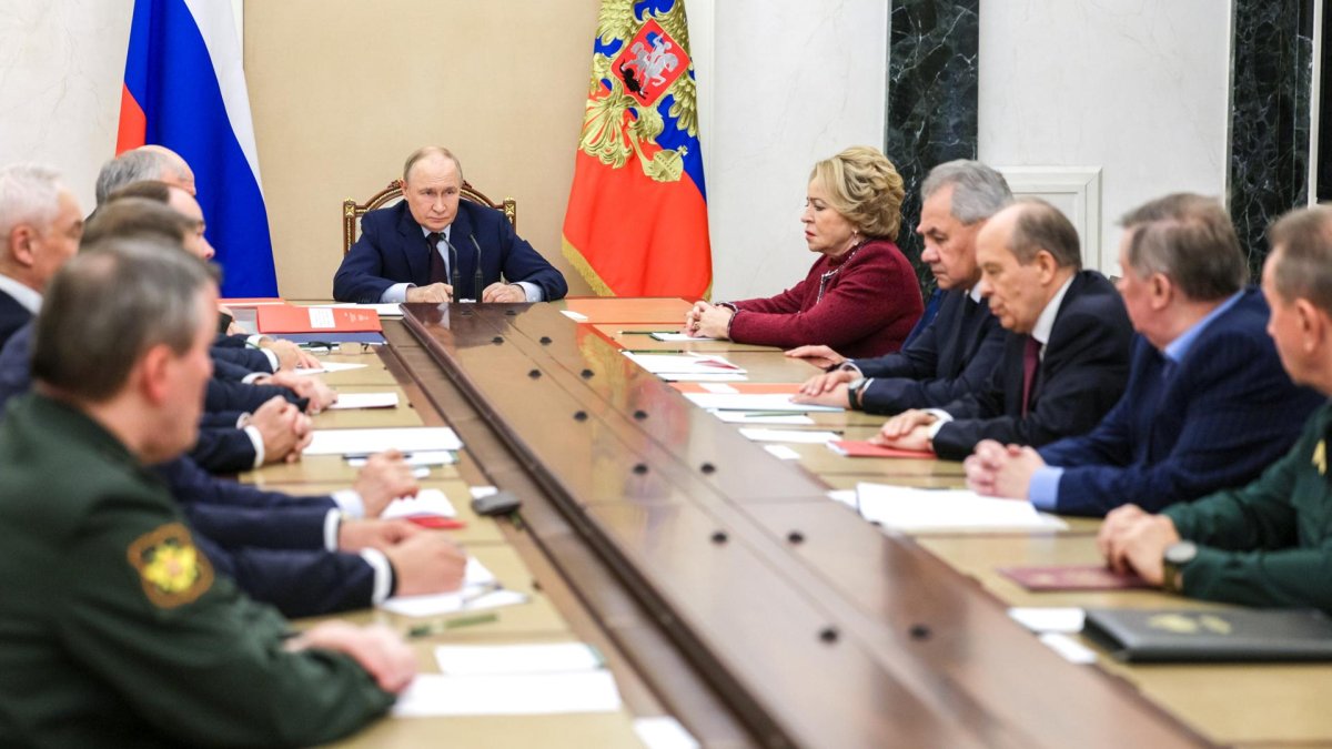 El presidente ruso Vladimir Putin asiste a una reunión con miembros del Consejo de Seguridad en el Kremlin, Moscú, Rusia, el 5 de noviembre de 2025.