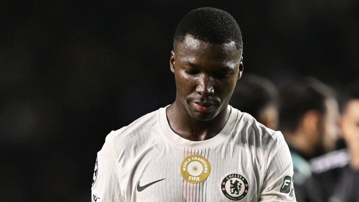 Moisés Caicedo no fue titular, pero disputó casi todo el compromiso del empate de Chelsea ante Qarabag en la Champions League.